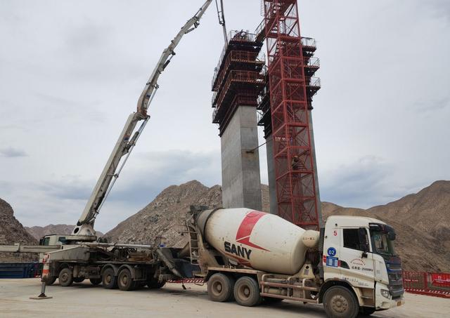 中國十七冶連霍高速什川黃河特大橋首座雙肢實心墩柱順利封頂，混凝土泵送技術再創佳績